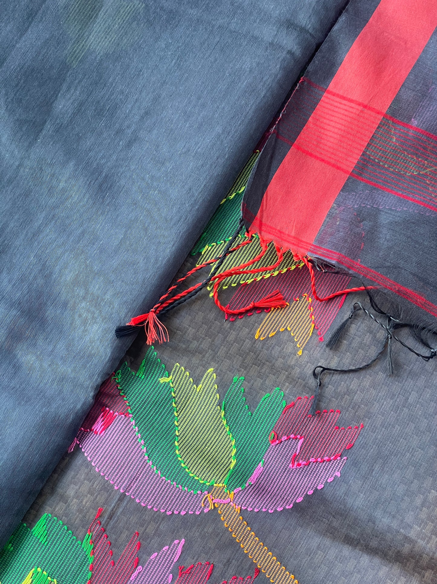 Grey Cotton Silk Saree With Floral Motifs