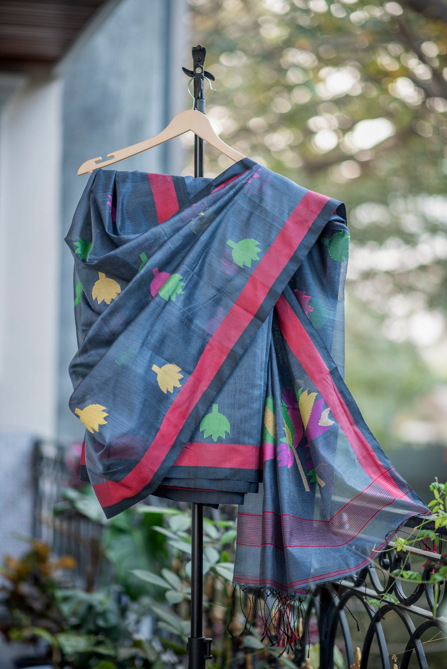Grey Cotton Silk Saree With Floral Motifs